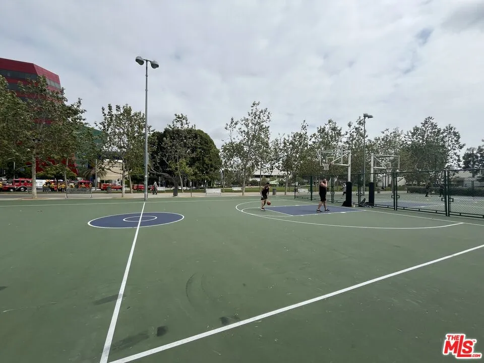 West Hollywood Park - 2 Blocks