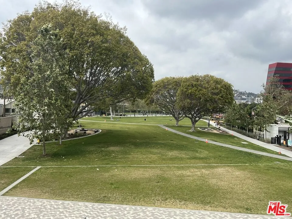 West Hollywood Park - 2 Blocks