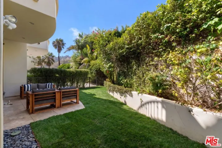 23963 De Ville Way, Malibu, California 90265
