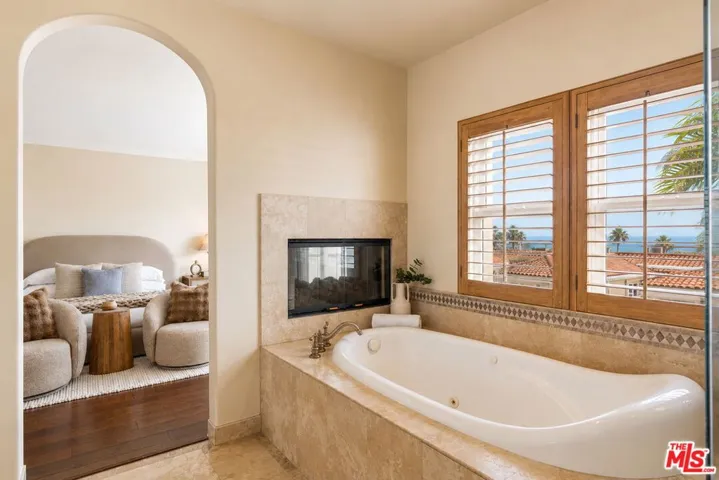 23963 De Ville Way, Malibu, California 90265