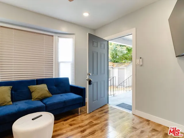 11472 Ventura B, Studio City, California 91604