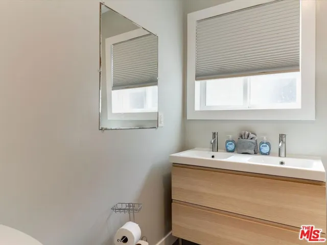 11472 Ventura B, Studio City, California 91604