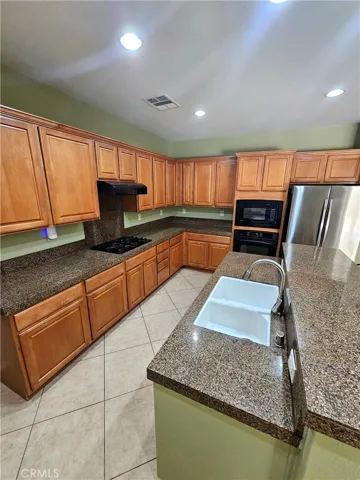 Gas cooktop, Double Kitchen sink making this large family kitchen easy to cook in