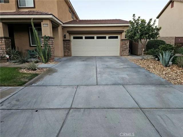 Large driveway, fits 4 cars