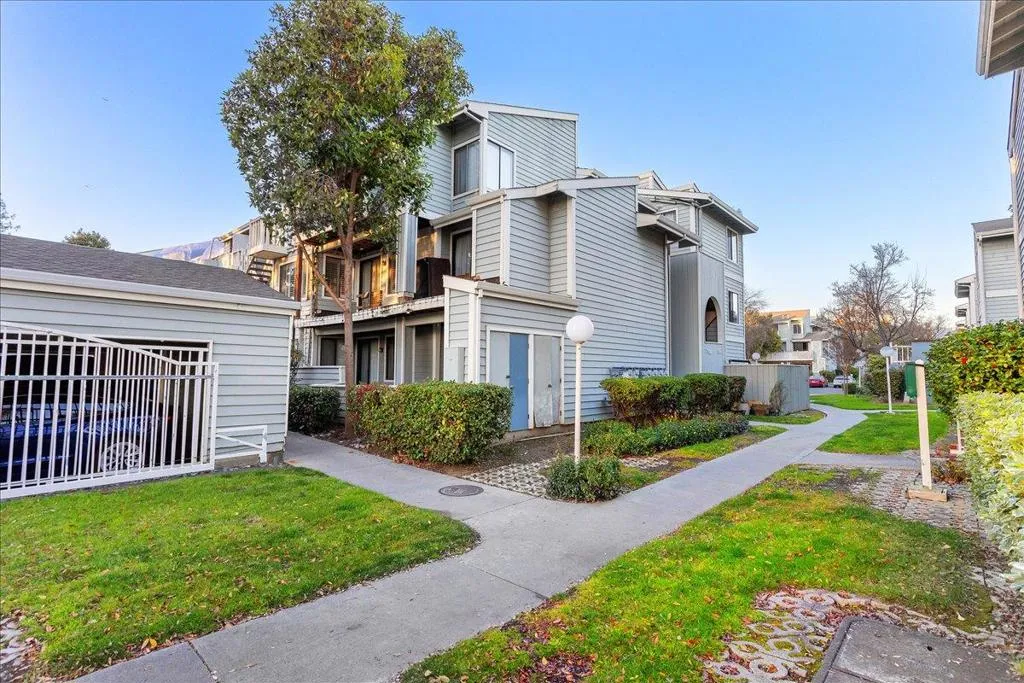 37168 Meadowbrook 105