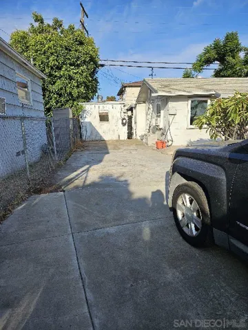 Extra long, fully fenced driveway for 1-3 cars &/or RV parking!