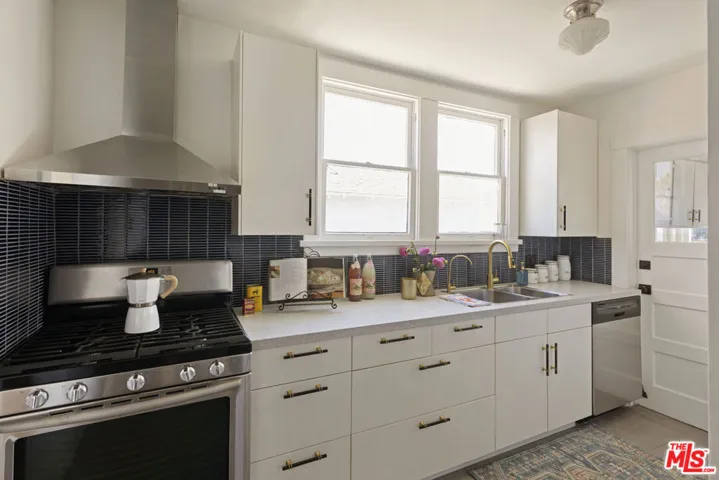 2955 8th Avenue, Los Angeles, California 90018