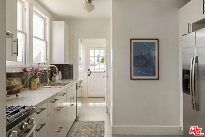 2955 8th Avenue, Los Angeles, California 90018
