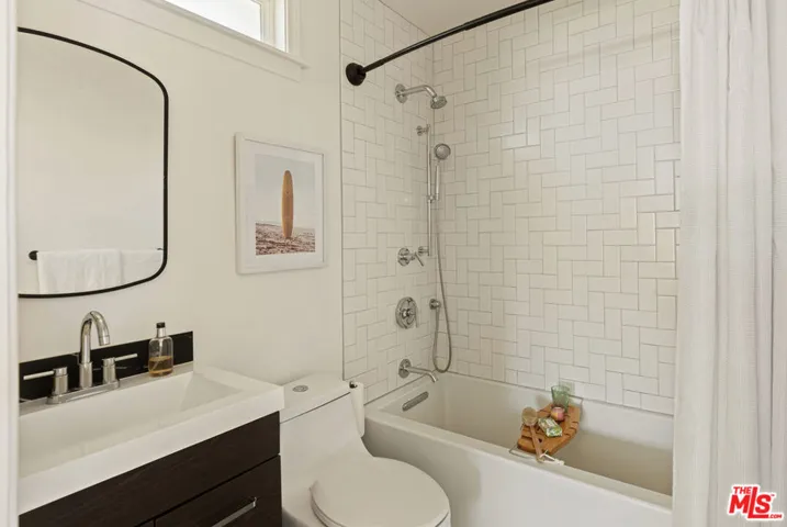 2955 8th Avenue, Los Angeles, California 90018