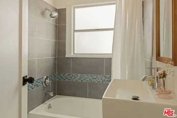 2955 8th Avenue, Los Angeles, California 90018