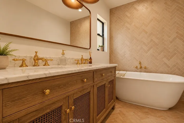 4247 7th Avenue, Los Angeles, California 90008