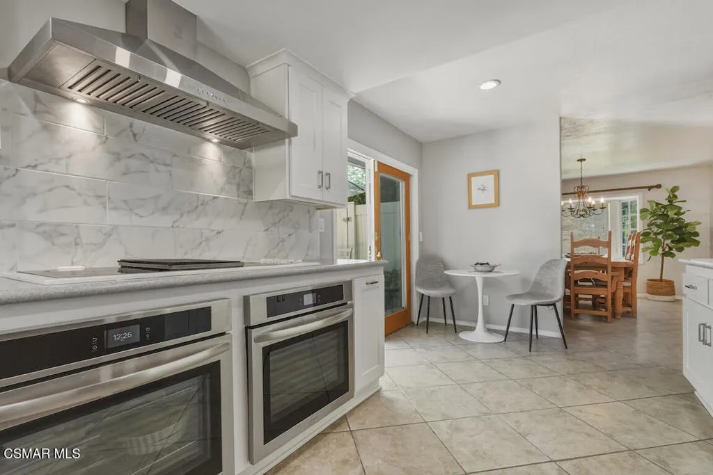 Updated kitchen with dbl oven