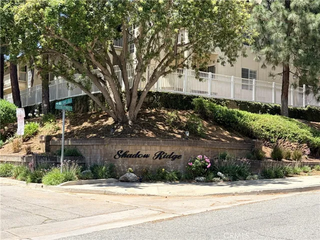 653 Oak Run 305, Oak Park, California 91377