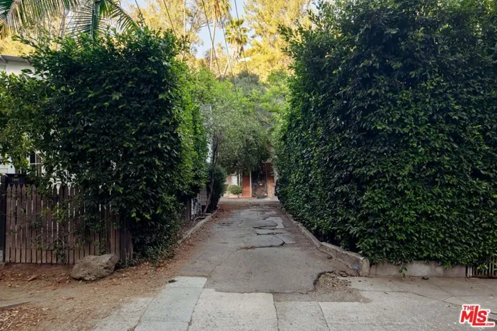 8011 Padre Lane, Los Angeles, California 90046