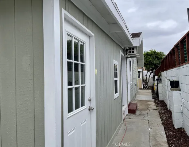 Side pathway from the front to the backyard