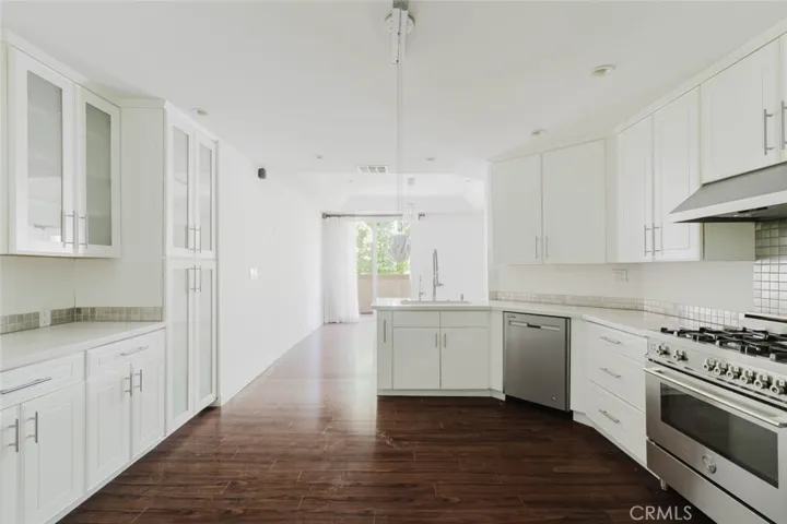 5333 Zelzah Avenue 203, Encino, California 91316