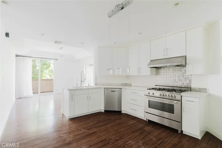 5333 Zelzah Avenue 203, Encino, California 91316