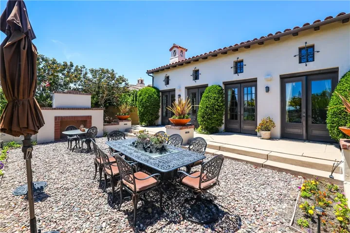 Outdoor Fireplace with Dinning