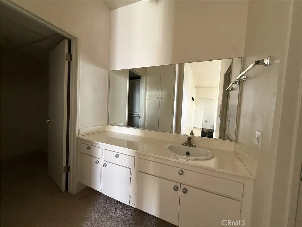 2nd sink and walk in closet in master bath