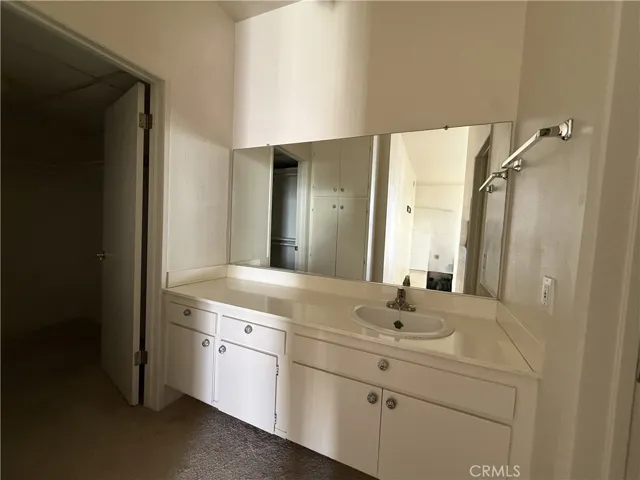 2nd sink and walk in closet in master bath