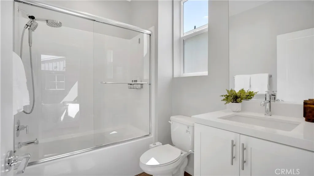 Upper Level Jr. Ensuite Bath