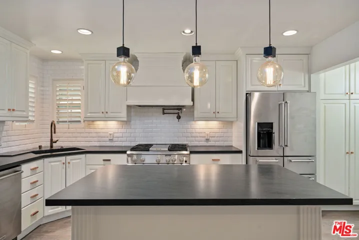 22417 Dolorosa Street, Woodland Hills, California 91367