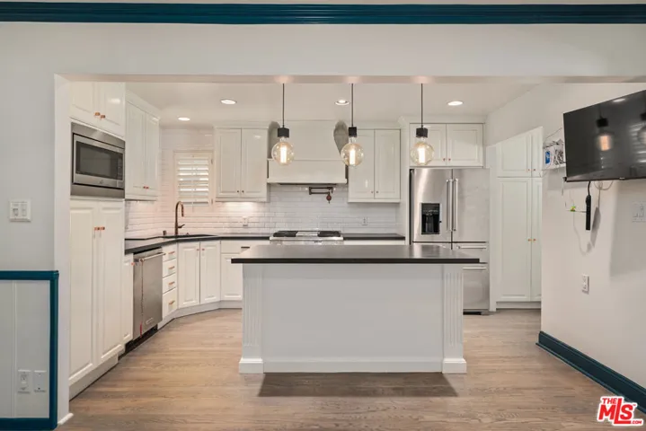22417 Dolorosa Street, Woodland Hills, California 91367