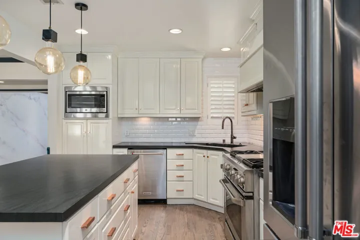 22417 Dolorosa Street, Woodland Hills, California 91367