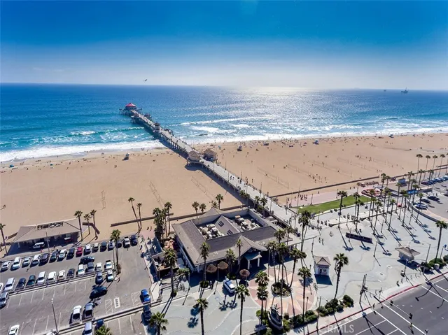 Condo located across the street fron the Pier!