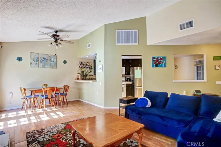 Living room (view 2)
