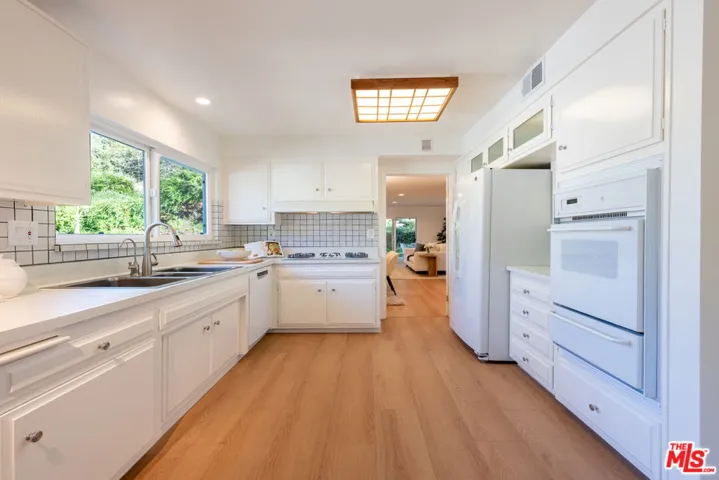 17158 Clemons Drive, Encino, California 91436