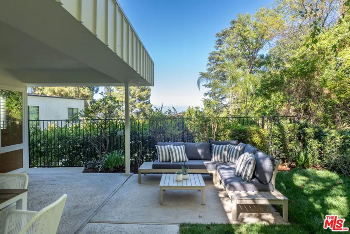 17158 Clemons Drive, Encino, California 91436