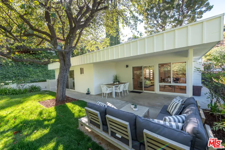 17158 Clemons Drive, Encino, California 91436