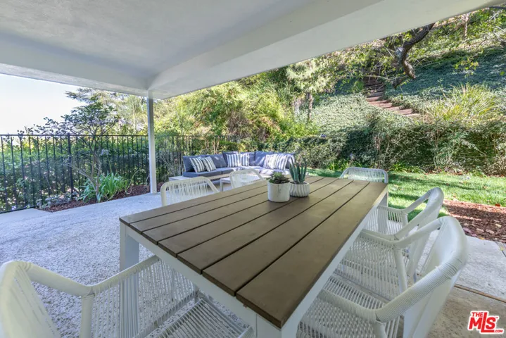 17158 Clemons Drive, Encino, California 91436