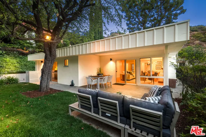 17158 Clemons Drive, Encino, California 91436