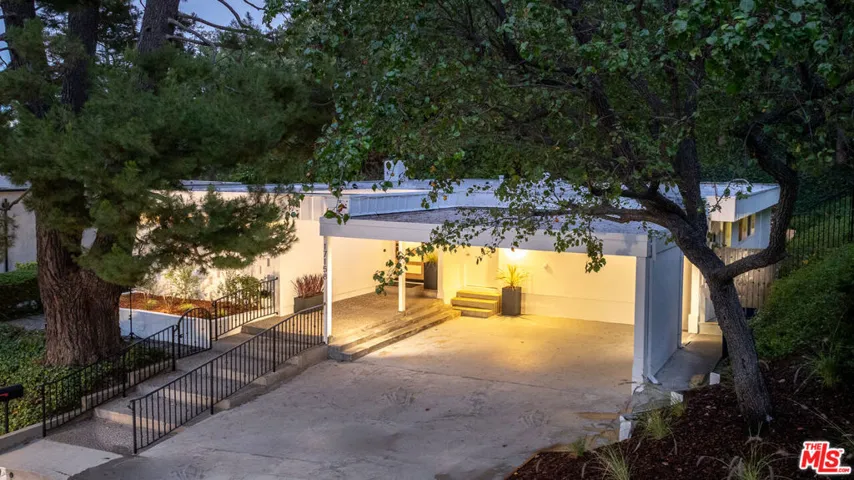 17158 Clemons Drive, Encino, California 91436