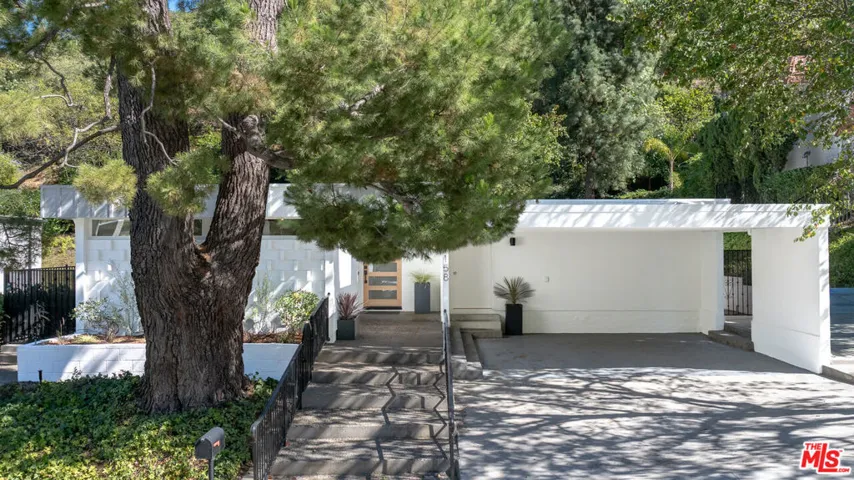 17158 Clemons Drive, Encino, California 91436