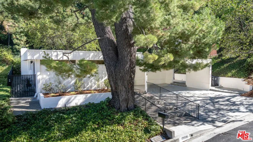17158 Clemons Drive, Encino, California 91436