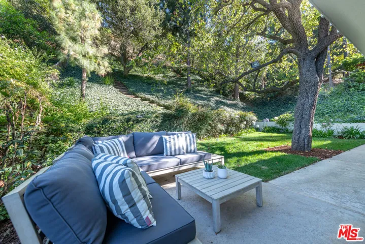 17158 Clemons Drive, Encino, California 91436