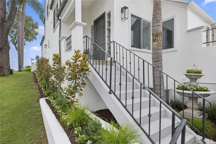 423 Poppy, Corona Del Mar, California 92625