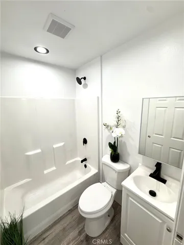 8733 Beach, Los Angeles, California 90002