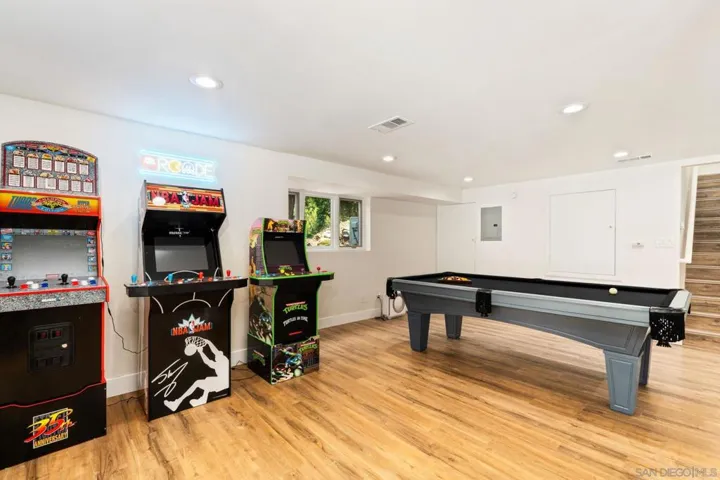 Basement/game room/ bonus room
