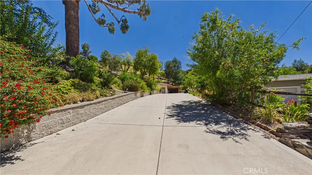 Long driveway, lots of parking