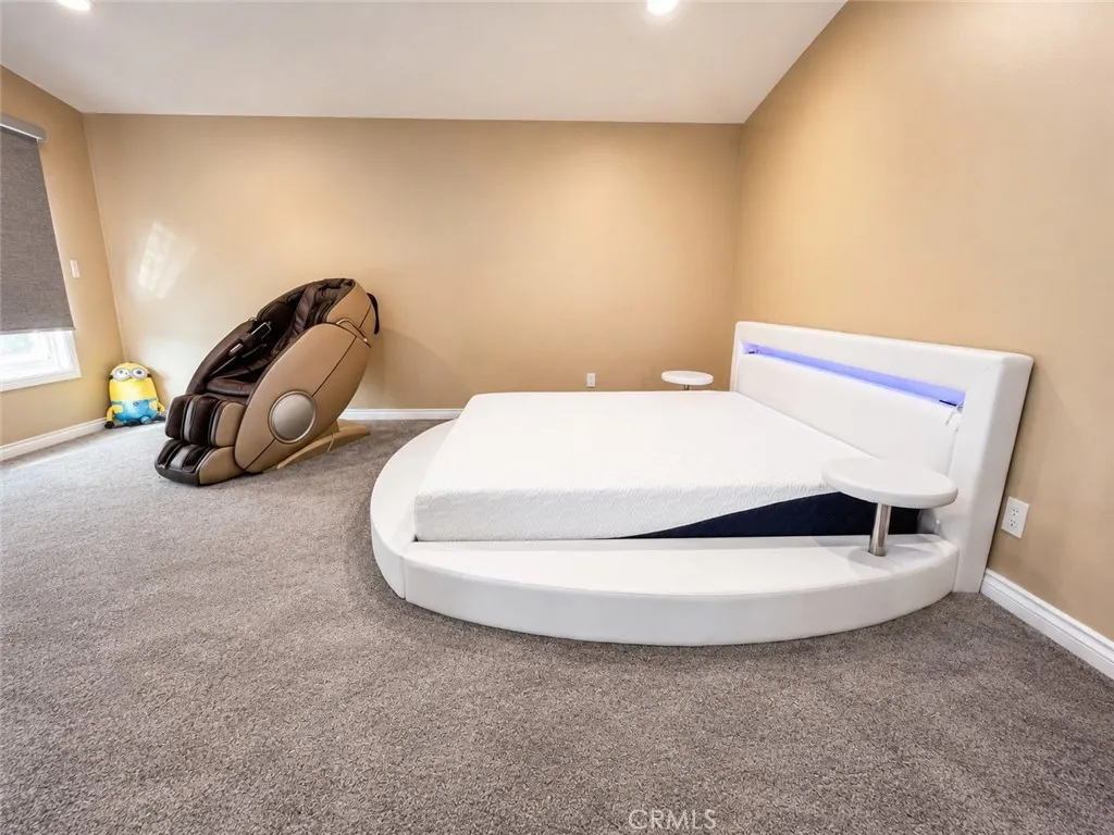 Master Bedroom (Upstairs)