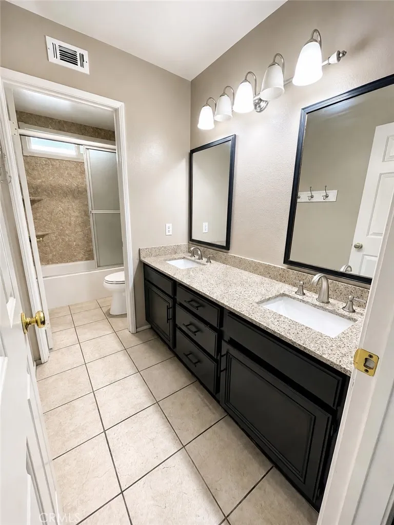 Bathroom #2 (Upstairs)