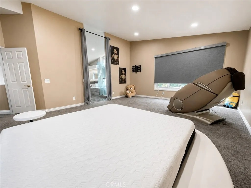 Master Bedroom (Upstairs)