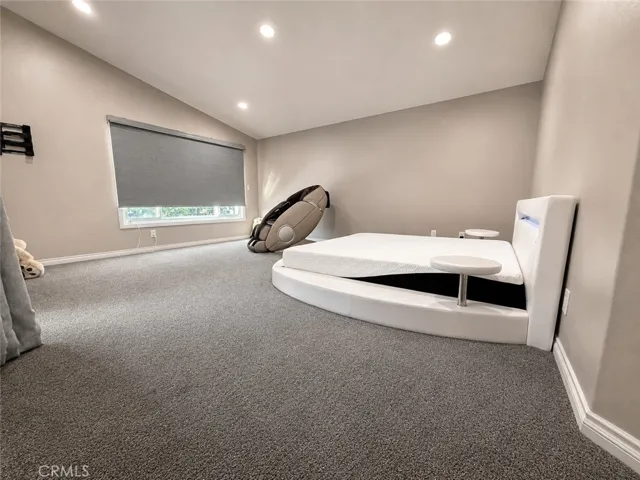 Master Bedroom (Upstairs)