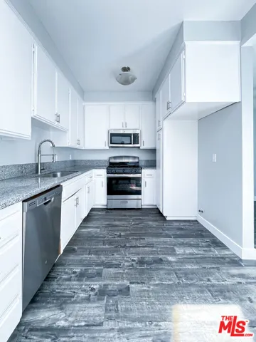 9939 Topanga Canyon Boulevard 6, Chatsworth, California 91311
