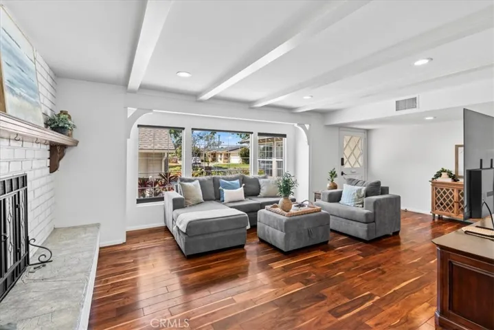 2732 Mainway, Los Alamitos, California 90720