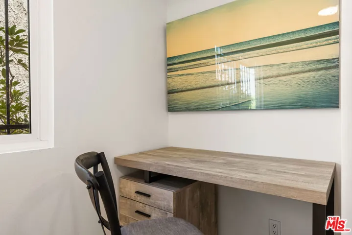Built-in desk
